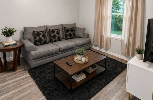 West Homestead House | NFL Draft Stay Sleeps 6 - 2 Floors + Private Patios.