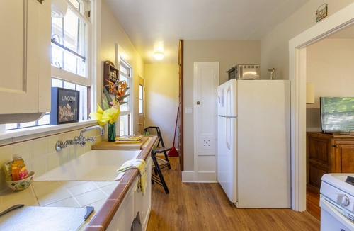 University Heights Apartment | North Park, charming Garden Cottage by Balboa Park, Zoo, & popular venues