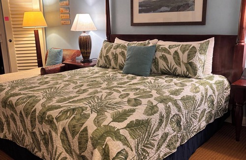 Hanamaulu Hotel | Ocean Front’s Top End Unit; Partial Ocean View in Lanai; 1 minute walk to Beach