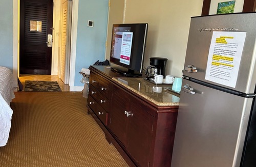 Hanamaulu Hotel | Ocean Front’s Top End Unit; Partial Ocean View in Lanai; 1 minute walk to Beach