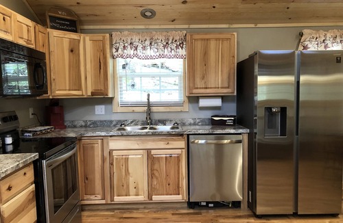 Whitley City Cabin | Old Glory Getaway-Cozy 2 bedroom cabin just 5 miles from Cumberland Falls!