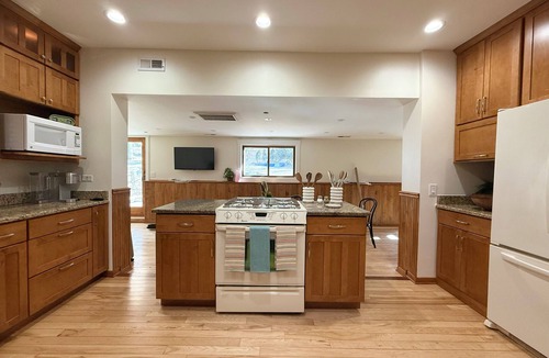 Algonquin Apartment | On the Fox/River Hot tub/Sauna/Kayaks/Deck with lounging and dining/Free Parking