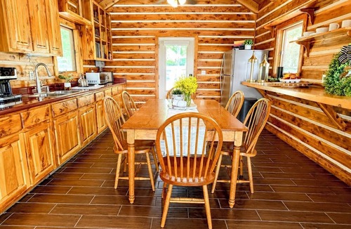 Altamont Cabin | One Bedroom Cabin with Panoramic View at Paul's Point