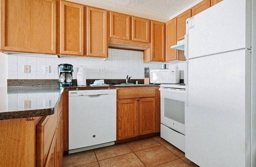 Nawiliwili Apartment | One Room w/Queen Bed | Free Parking | Pool Access | Near Wilcox Rd Beaches