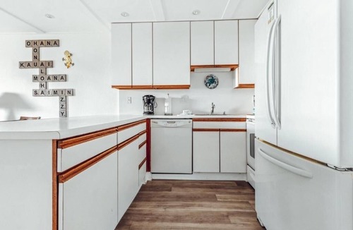 Nawiliwili Apartment | One Unit w/Two Bedroom | Free Parking | Outdoor Pool Access | Near Park