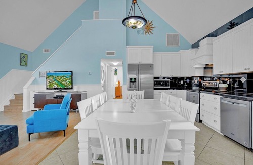 Marathon House | P78 - Charming 3 bedroom 2 bath home in Sombrero Beach with dock and pool