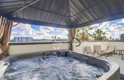 University Heights Apartment | Park Blvd 301 | Modern | Urban Oasis | SPA