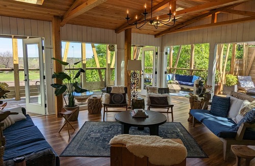 Barton Hills House | Parkside INCREDIBLE location-VIEWS-Kayak, SUP, Pool, Gorgeous Hikes-Restaurants