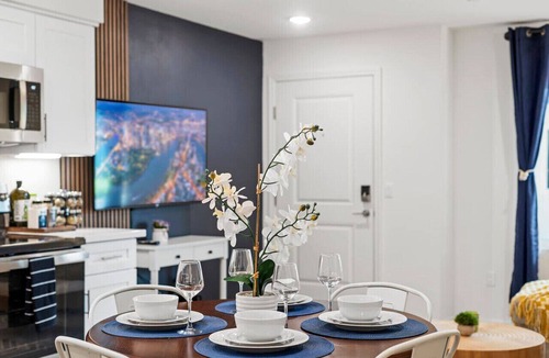 Crown Point Apartment | PB Penthouse, King Bed, 2 Blocks to Beach, Parking