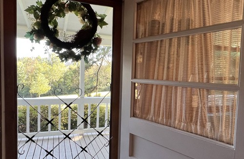 Franklin Cottage | Peaceful Putter, Golf Course Cottage,view of the 2nd hole+fire pit,Wifi,sleeps 4