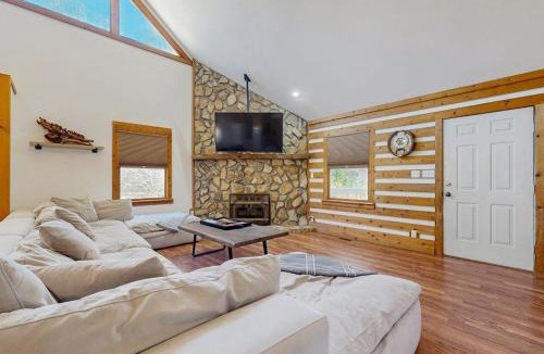 Whittier House | Pebble on The Creek