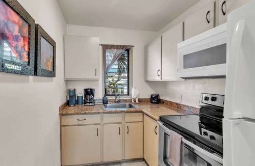 Kailua-Kona Apartment | Peek-a-boo Oceanview Studio | AC & small beach