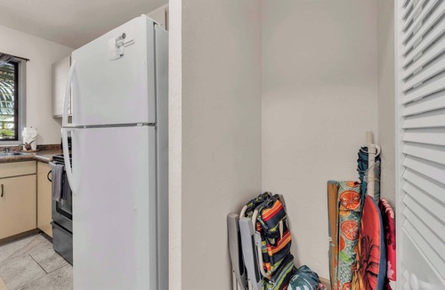 Kailua-Kona Apartment | Peek-a-boo Oceanview Studio | AC & small beach