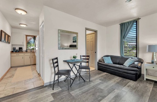 Kailua-Kona Apartment | Peek-a-boo Oceanview Studio | AC & small beach