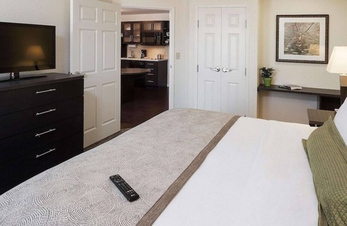 Horsham House | Perfect for Groups! 3 Pet-friendly Units, Kitchen, Free Parking