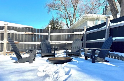 Fox Valley House | Perfect modern 3-bedroom house Near Chicago Fireplace & Yard