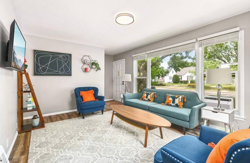 Robbinsdale House | Pet-Friendly 2 Bedroom Urban Oasis Garage W/D Central Fenced Yard