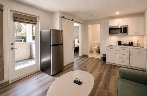 Little Italy Hotel | Pet Friendly Balcony Suite Near San Diego Harbor – Mid-Century Vibe | 4 Units