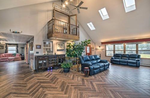 Hanover Park House | Pet-Friendly Bartlett Farmhouse w/Deck!