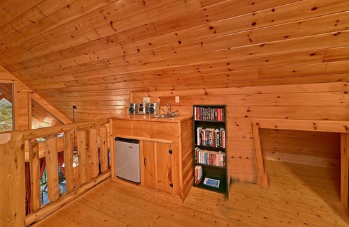 Caton Cabin | Pet Friendly | Pool Table | Arcade | Hot Tub | WiFi | Fireplace