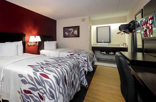 Washington Hotel | Pet-Friendly Retreat near Trolley Museum – 8 Min Drive - Free Parking!
