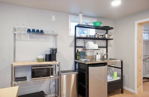 Wallingford Apartment | Phenomenal studio in Seattle perfect for your city getaway near UW with Parking