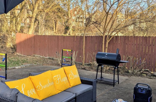 Brookline House | Pittsburgh #GoadLife - Local Art - Family/Dog/Business Friendly - Patio BBQ