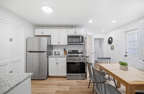 Millvale Apartment | Pittsburgh/Millvale Modern & Stylish Two Bedroom Apartment, Free Street Parking