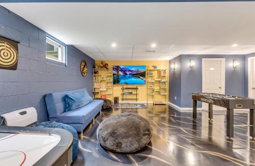 Tafton Villa | Poconos Villa arcade movie theater hot tub