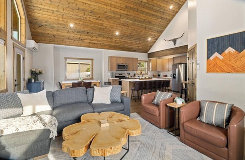 Ronald House | Pool Access+Mins 2 Lake (Pet/GameRm/HotTub) + 1PM Check In/Out