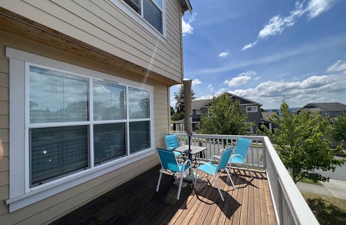 Snohomish House | Premium Snohomish mansion with views of skydivers