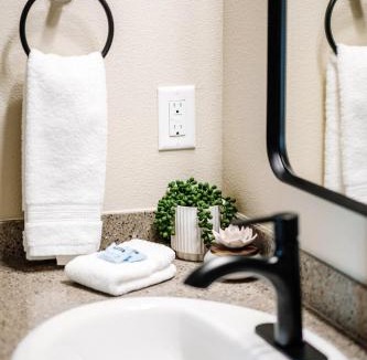 Eagle River Apartment | Prime Eagle River Stay - Walkable Location