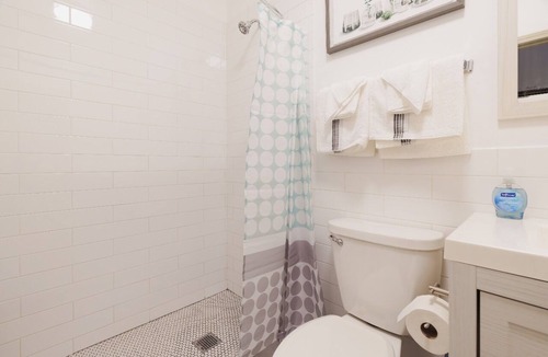 Wicker Park Apartment | Prime Location Wicker Park Studio Close to Shops & Dining