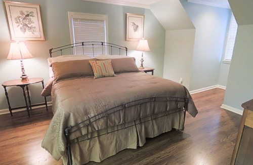 Roswell Cottage | Private Carriage House 5 miles to Ameris Amphitheater Walkable to Canton st
