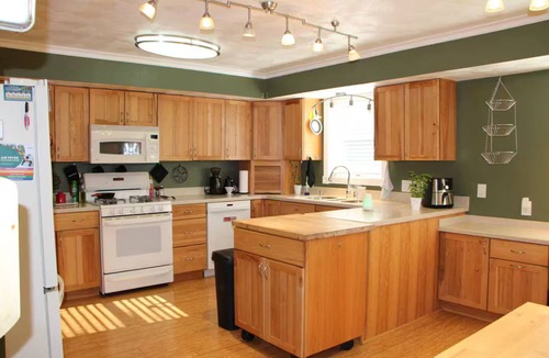 Westover House | Private hottub and bar! Entire home in Morgantown, West Virginia