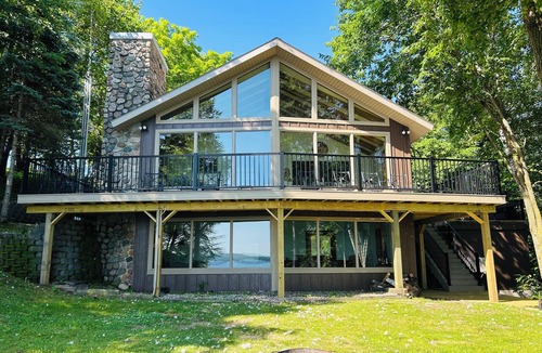 Birchdale House | Private Lake Home : Spacious 1+ acre lot on Big Birch Lake