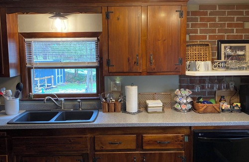 Chardon Cottage | Private, Quiet, 1 BR 1 Bath Chardon Guesthouse w AC