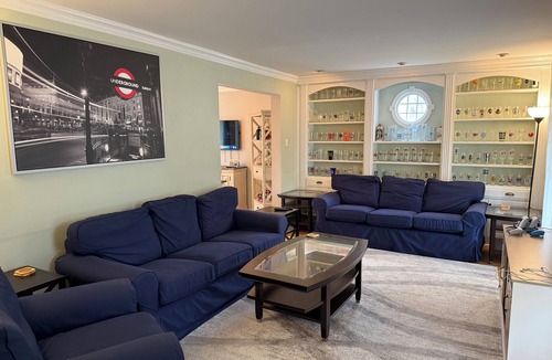 Moylan House | Private Room in a Modern House!