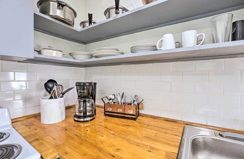 Leeds Apartment | Quaint Leeds Studio w/Yard ~ 18 Mi to Birmingham!