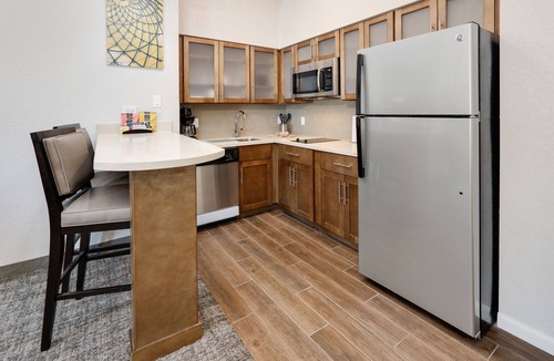 Schertz Apartment | Queen Studio w/Kitchen | Pool & Gym + Breakfast