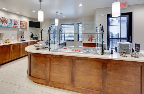 Schertz Apartment | Queen Studio w/Kitchen | Pool & Gym + Breakfast
