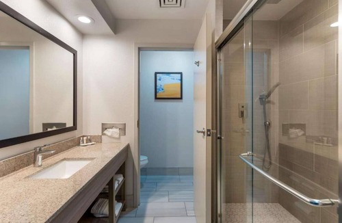 Mundelein Hotel | Quick Access to Chicago + Free Breakfast & Parking
