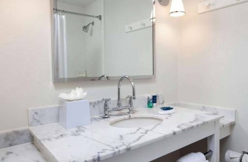 Kearny Mesa Hotel | Quick Drive to Beach + Pool. Gym & Dining