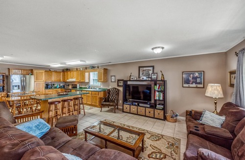 Cedar Bluff House | Reel Paradise-sleeps 10 w/covered dock on year round water