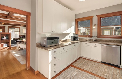 Wallingford House | Refined Wallingford Craftsman Perfect Family Retreat near Parks, Zoo & UW