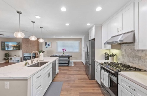 Clairemont Mesa House | Remodeled Family Friendly Home w/Pool Table, King Bed, Parking