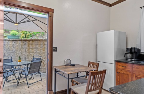 University City Cottage | ✔Remote Work✔A/C✔200Mbps✔Kitchen✔Streaming