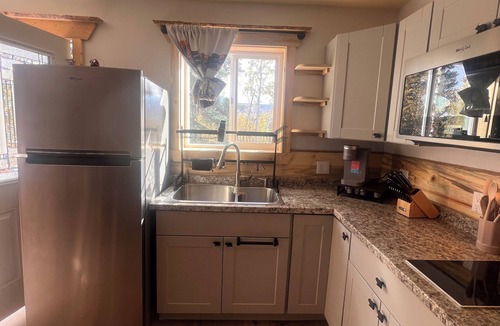 Babb Cabin | Rising Wolf Getaway: pet friendly 2-bedroom cabin in beautiful Babb, Mt.