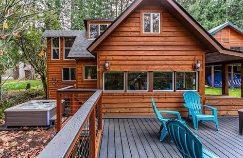 Greenwater Cabin | Riverfront Cabin w/Hot Tub : Near Mt. Rainier Sunrise entrance
