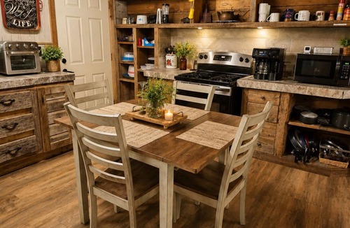 Brookston Cottage | Riverfront Couples Retreat | 7mi to Ivy Black | Kayaks + Outdoor Bar